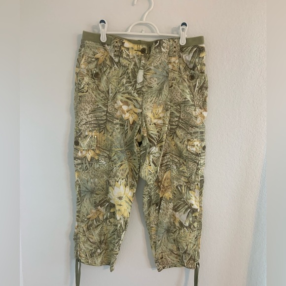 Chico’s Tropical Utility Cargo Crop Pant - Picture 2 of 8